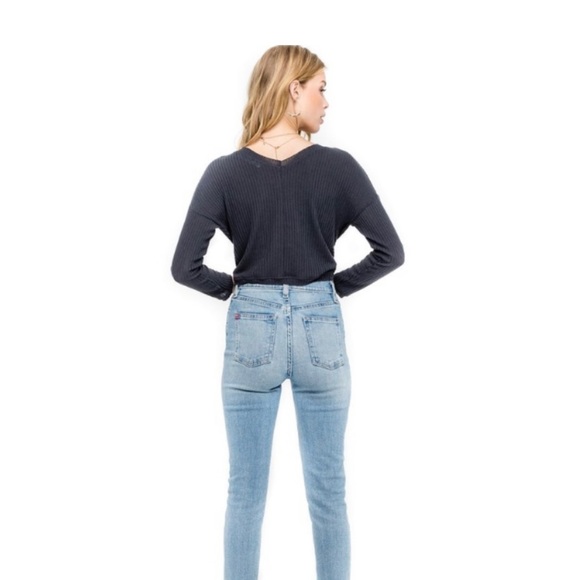 ASTR Twist Front Long Sleeve Crop Top - Picture 2 of 7